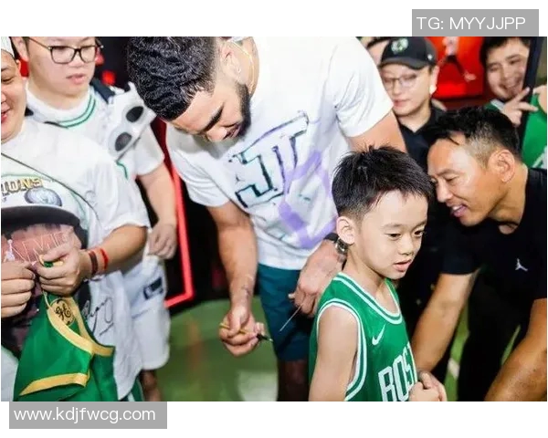 球星与粉丝亲密互动时刻回顾 温暖瞬间与感动瞬间齐聚